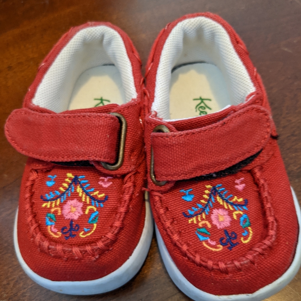 Cute as a button vegan baby / toddler shoes.  US size 5.  EUR size 21.